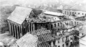 Am 24. November 1944 wurde die Paulinerkirche bei einem Luftangriff stark beschädigt.