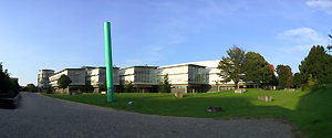 Zentralbibliothek der SUB Göttingen mit Außenskulptur